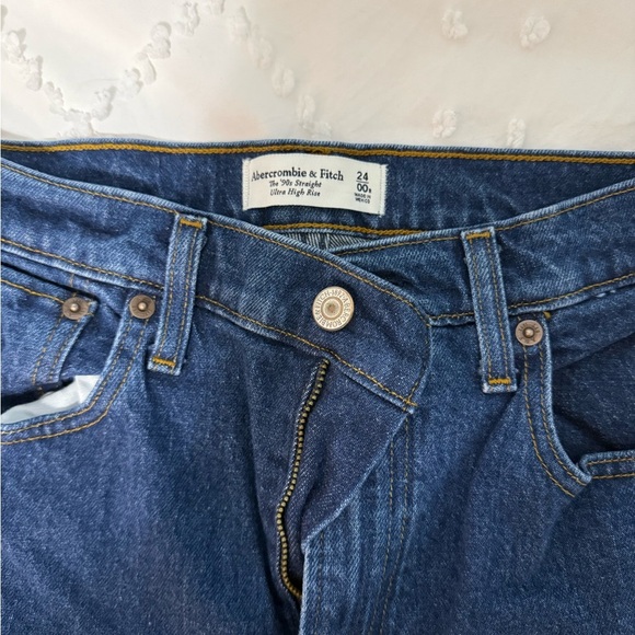 Abercrombie & Fitch Ultra High Rise 90s Straight Jean - Picture 7 of 8
